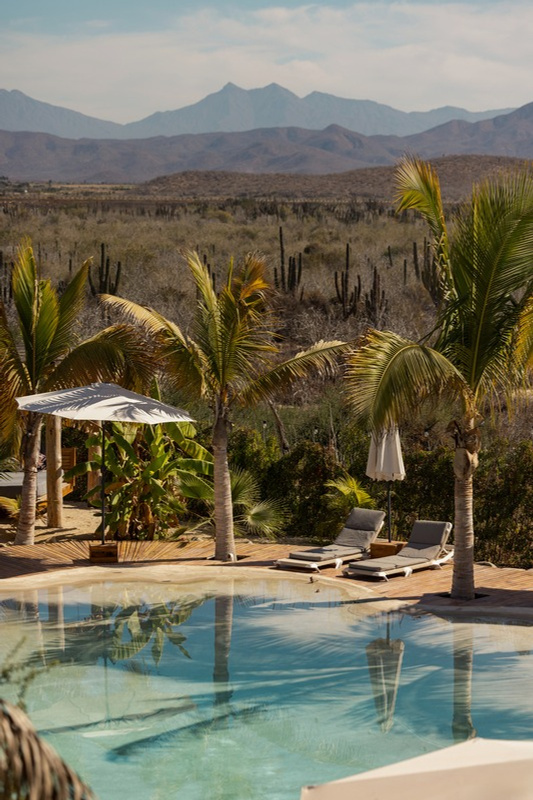 Sierra mountains and desert at Damara, Pescadero